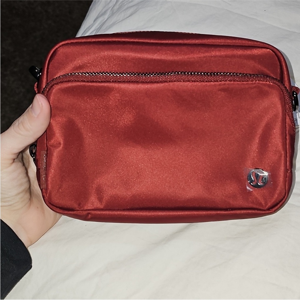 Lululemon Everywhere Crossbody Bag Nwts ROCKWOOD Sold Out, Gunmetal